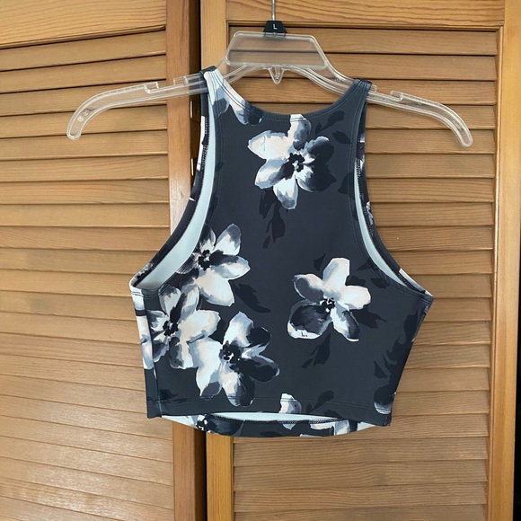Ladies flower print crop workout top from Hollister size extra small - Picture 2 of 3